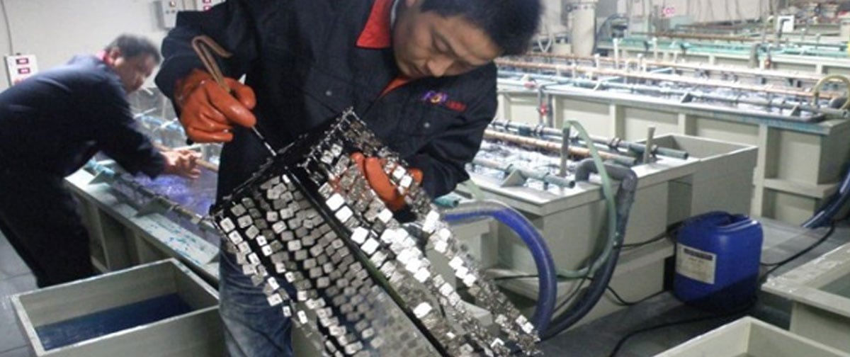 worker-electroplating